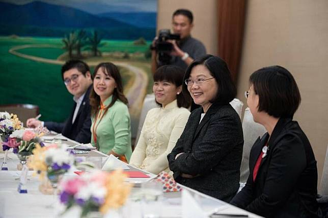 林鶴明(左一)還原總統蔡英文(右二)於2017年12月和新住民姊妹的聚會情形。(圖／擷自林鶴明臉書)