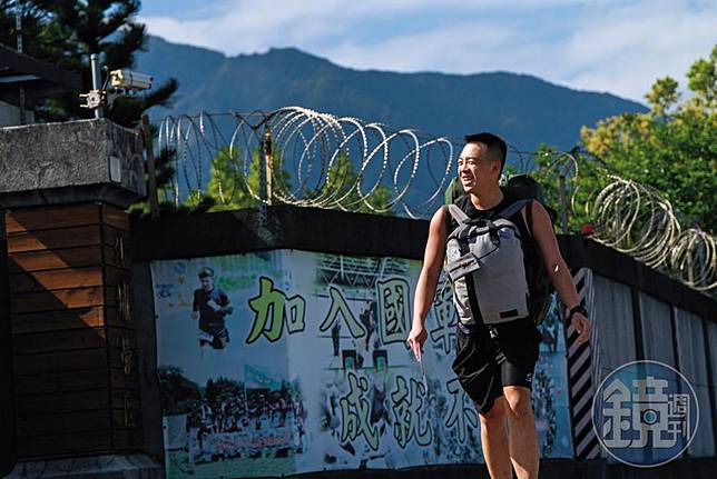 3月15日，蔡智豪服完4個月軍事訓練役，背著黃埔大背包，手握結訓令，步出花蓮北埔營區。