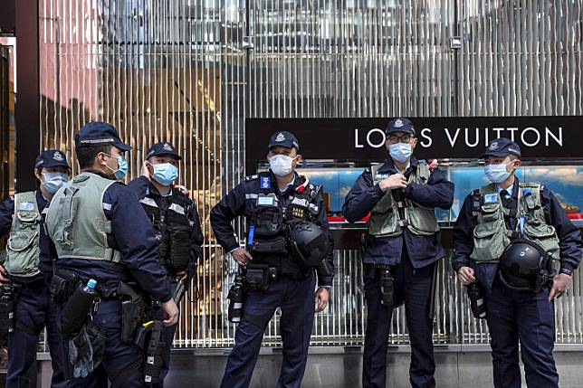 Riot police stand guard in Central during an anti-government protest. Photo: Xiaomei Chen