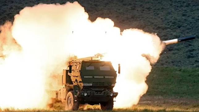 美國研發的「海馬士」多管火箭系統（HIMARS），被認為是幫助烏克蘭扭轉戰局的關鍵武器。（圖／翻攝自每日郵報）