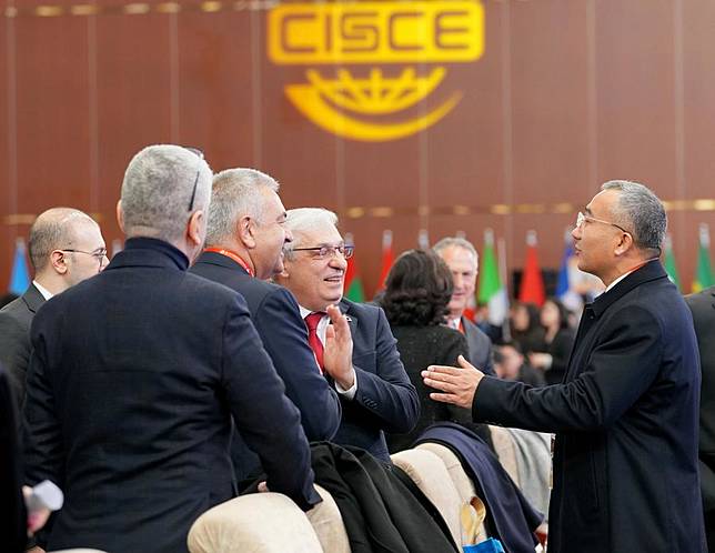 Guests communicate at the opening ceremony of the second China International Supply Chain Expo (CISCE) in Beijing, capital of China, Nov. 26, 2024. (Xinhua/Xing Guangli)