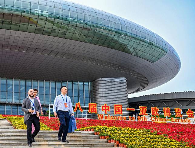 Visitors walk out of the main venue of the 8th China-Eurasia Expo in Urumqi, northwest China's Xinjiang Uygur Autonomous Region, June 26, 2024. (Xinhua/Chen Shuo)