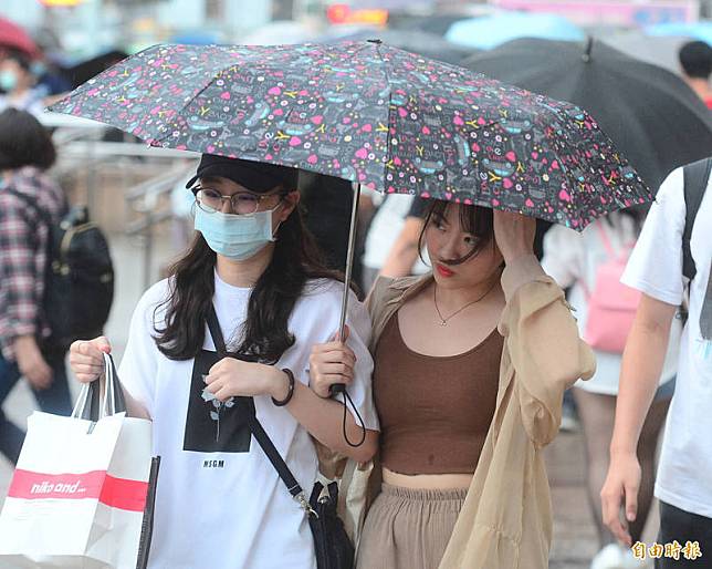 明(19)日東北季風影響，北台灣依舊涼，降雨大多集中大台北以及東部地區，其中東北部有較大雨勢出現機率，北部、東半部雖有局部短暫雨，但大多為多雲天氣，中南部則為晴時多雲天氣型態。(資料照)