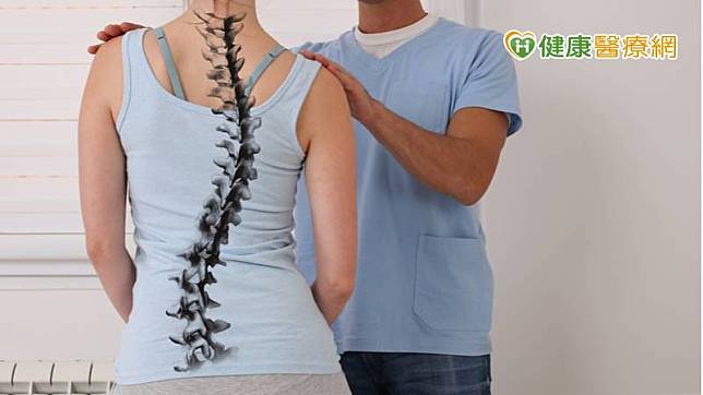 林志隆主任提醒，脊椎側彎若未即時治療，關節面骨刺會產生神經壓迫，症狀會越來越嚴重，一旦發現肩膀一高一低、腰部不對稱，或是背部異常凸起，都應提高警覺，儘早就醫。