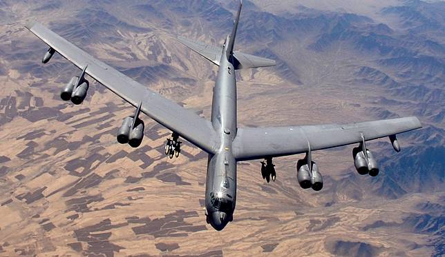 美國空軍一架B-52轟炸機在阿富汗上空準備加油。路透社