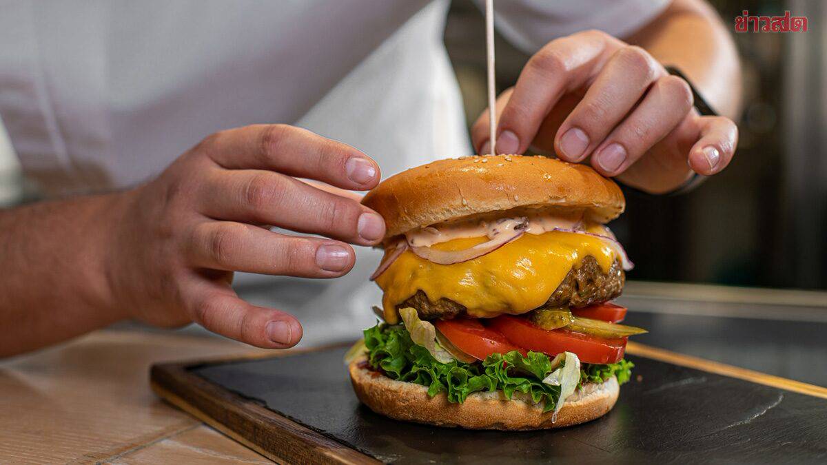 Avertissement! Un jeune homme a mangé un hamburger entier d’un seul coup sans le mâcher et a failli mourir dans un état critique | Khaosod