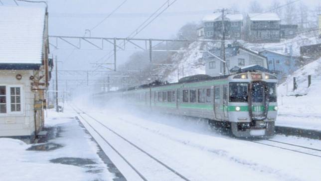 北海道JR的朝里站，一名中國女遊客為了拍照遭火車撞死。取自X