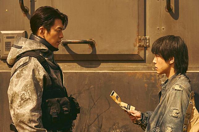 金宇彬（左）飾演傳奇快遞員5-8，因故與難民姜有晳合作。（Netflix提供）