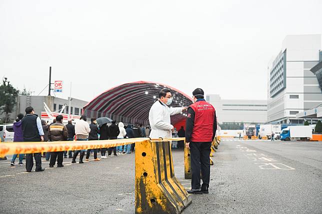 遠雄自貿港累積119人確診（遠雄自貿港加值園區及移工採檢資料照）。   圖：桃園市政府/提供