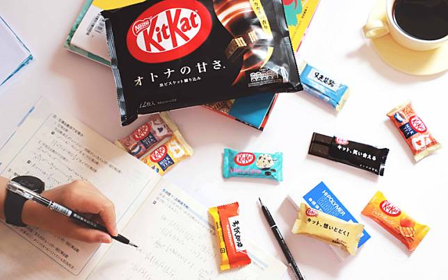 KitKat推「吉霸分文昌神佑包」！過爐加持的2B鉛筆、擲筊造型橡皮擦，考運雙倍加持！