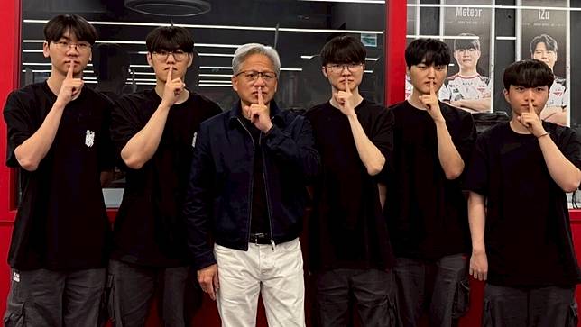 輝達執行長黃仁勳（左三）6月5日在首爾與南韓知名電競團隊T1合影，包括該隊的傳奇職業電競選手「Faker」李相赫（右三）。翻攝X平台@NVIDIAGeForce