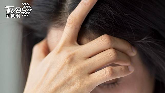 偏頭痛為民眾常見的症狀。（示意圖／Shutterstock達志影像）