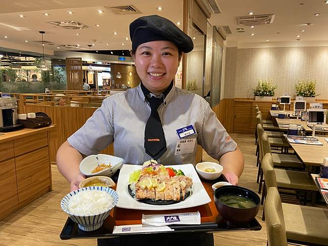 大戶屋期間限定新品「奶油檸檬炭烤雞胸肉定食」，雞胸肉搭配檸檬美味無比的組合。（圖/大戶屋）
