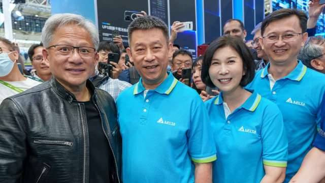 〈COMPUTEX〉黃仁勳參觀台達電展區 董座鄭平秀出專為輝達設計的機架式電源