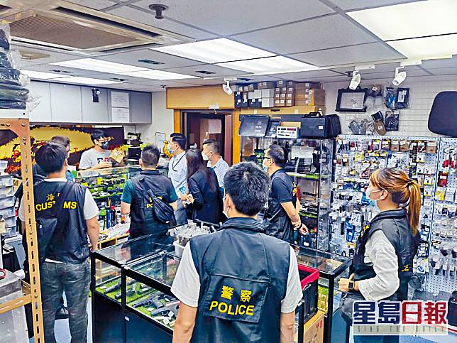 警方昨日巡查旺角售賣氣槍的店鋪。