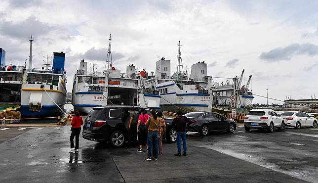 People and vehicles wait to board a ferry at the Xiuying Port in Haikou, south China's Hainan Province, Oct. 27, 2024. The Xinhai Port, Xiuying Port and a railway port in Haikou resumed operation on Oct. 27 afternoon as the impact of Typhoon Trami, this year's 20th typhoon, weakened. (Xinhua/Yang Guanyu)