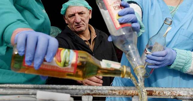 3.7萬瓶伏特加全倒下水道！烏克蘭政府「加藍色顏料」銷毀假酒
