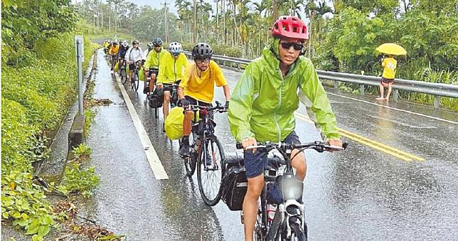 「法拉第少年」單車環島回來了　15天強碰2颱風仍完成壯舉
