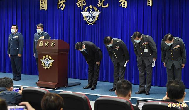 國防部長嚴德發今日率高階將官召開臨時記者會，並公開對國人鞠躬致歉。(記者廖振輝攝)