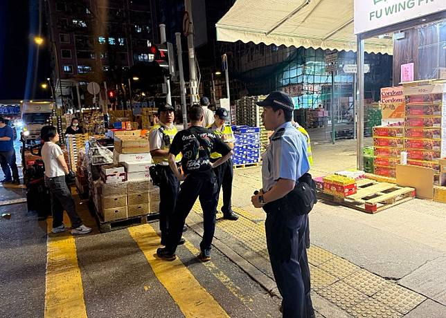 人員於油麻地一帶打擊阻街。