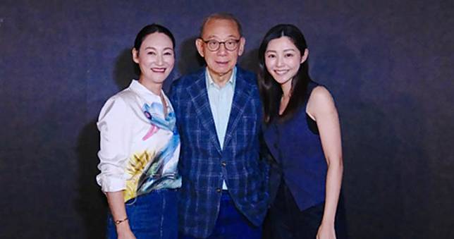 楊受成跟旗下兩位影后惠英紅與衛詩雅合照。（大會提供）