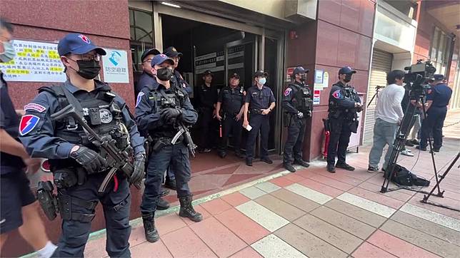 傳「白狼」張安樂將在今日宣布竹聯幫幫主人選，大批警力戒備。圖／台視新聞