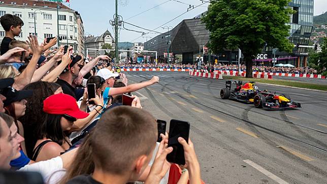 Red Bull 車隊 Max Verstappen 在新加坡大獎賽上獲第二名