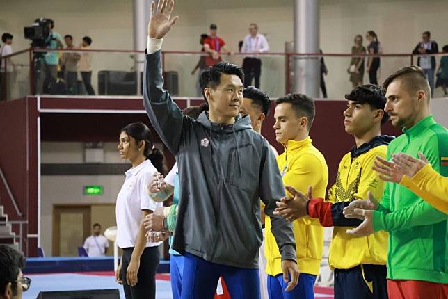 台灣男子體操好手唐嘉鴻（舉手者）21日在體操世界盃杜哈站再度摘下金牌。（翁士航提供／中央社）
