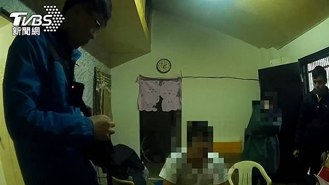 警方上門逮捕竊取電纜線的犯嫌。（圖／TVBS）