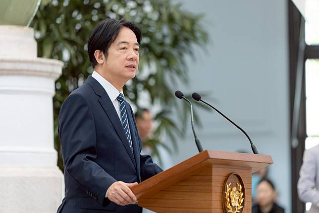 總統賴清德20日在總統府敞廳發表就職週年談話，宣示台灣政府將成立主權基金引發國際市場關注。(圖：總統府)