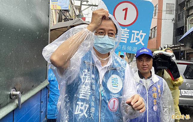 國民黨桃園市長候選人張善政被控擔任親中小黨門神，背後有國民黨貪腐集團？張善政(中)反擊這是雙標。(記者李容萍攝)