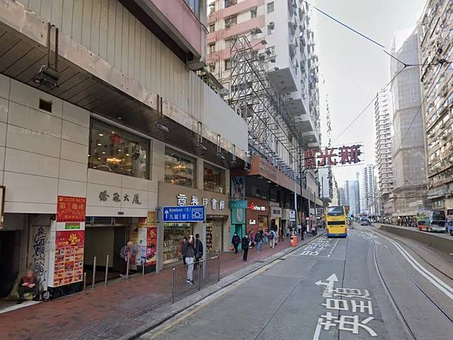 北角女子疑財困墮樓亡，曾一度懸掛窗邊。(Google街景截圖)