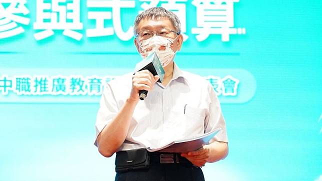 台北市長柯文哲17日表示，無論中央說是電網供應還是電力不足，老百姓就是沒電可用，這才是問題。