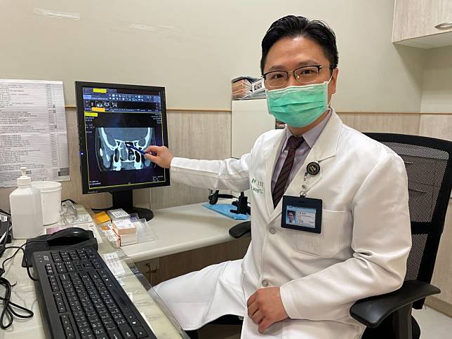 醫師王堂權說，AI人工智慧與3D微創內視鏡導航手術精準治療嗅神經母細胞癌。  （記者彭新茹攝）