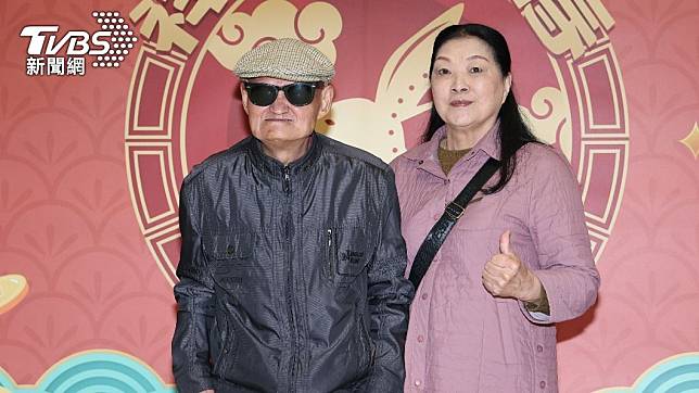 李炳輝（左）出入全靠老婆雅惠協助，但雅惠罹患帕金森氏症以及中風，健康狀況堪憂。（圖／TVBS資料照片）