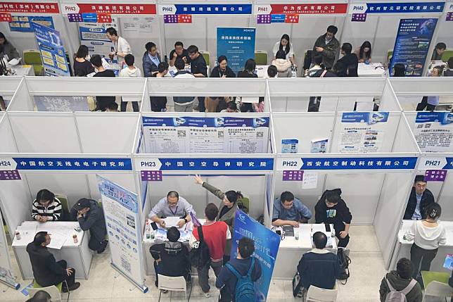 Students attend a job fair in Tsinghua University in Beijing, March 15, 2024. (Xinhua/Ju Huanzong)