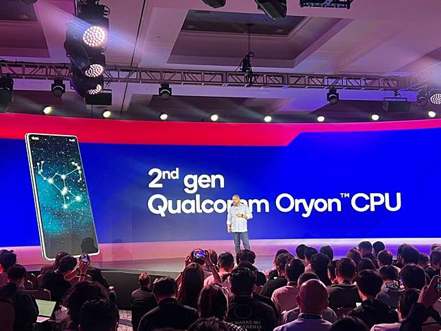 Qualcomm CEO Cristiano Amon introduces the mobile platform, named Snapdragon 8 Elite, at Qualcomm's annual tech summit in Maui, Hawaii, the United States, Oct. 21, 2024.(Xinhua/Tan Jingjing)