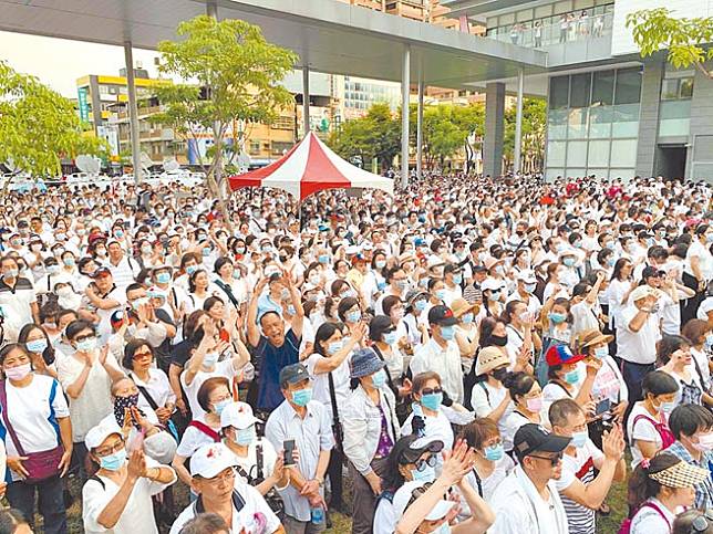 韓國瑜告別音樂會，上萬支持者穿上白T響應。（柯宗緯攝）