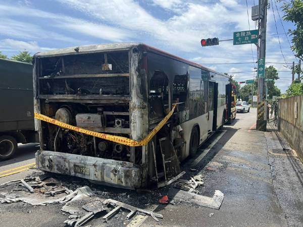 行駛平鎮一部公車起火，疑因機械問題，所幸未有傳人員傷亡。（照片平鎮警局提供）