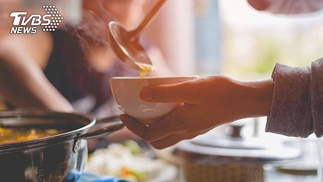 冬天喝熱湯可以禦寒，但熱量不容小覷。（示意圖／shutterstock達志影像）