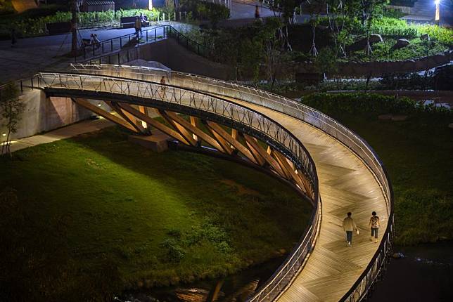 竹溪月見橋入圍台灣光環境獎決選。（水利局提供）
