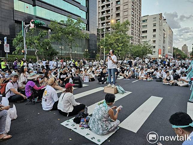 台灣民眾黨8日號召全台小草「集結」，聲援身陷囹圄的民眾黨黨主席柯文哲。 圖：林昀真攝