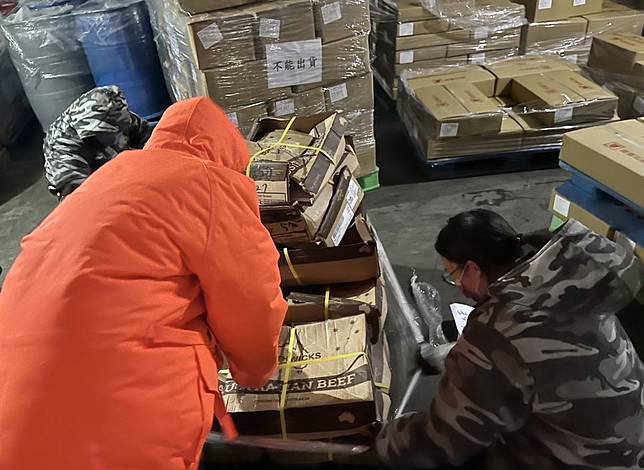 台中市食安處稽查人員確認樹森產品資訊。（記者陳金龍翻攝）