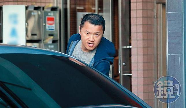 因車禍腦部重創躺在療養院的鍾孟志，涉嫌詐欺鄰居1,800萬元遭檢方起訴。