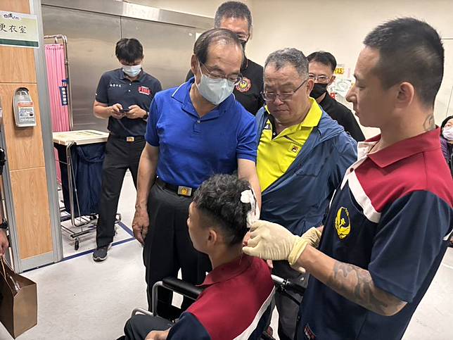 台南市消防局長楊宗林到醫院慰問受傷救護員。讀者提供