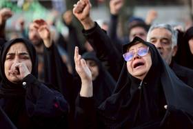 2026年3月1日，伊朗民眾聚集在德黑蘭革命廣場，哀悼最高領袖哈米尼死於美國及以色列的攻擊。路透社