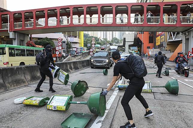Protesters set up roadblocks in Choi Hung on Monday, disrupting the morning commute. Photo: K.Y. Cheng