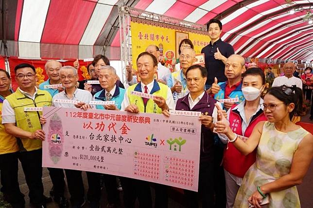 台北市長蔣萬安前往台灣省城隍廟參加一年一度中元普度的祈安祭典。（台北市政府提供）