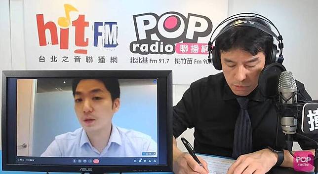 蔣萬安(左)今天接受《POP撞新聞》主持人黃暐瀚專訪。(圖擷自POP Radio聯播網官方頻道Youtube)