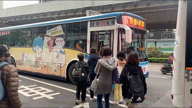 930公車取消站位，民眾上下班尖峰常一位難求，甚至上不了車。   圖：葉元之／提供